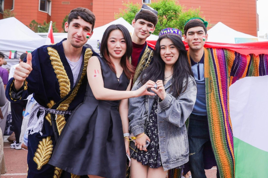 International graduates bridge China and the world