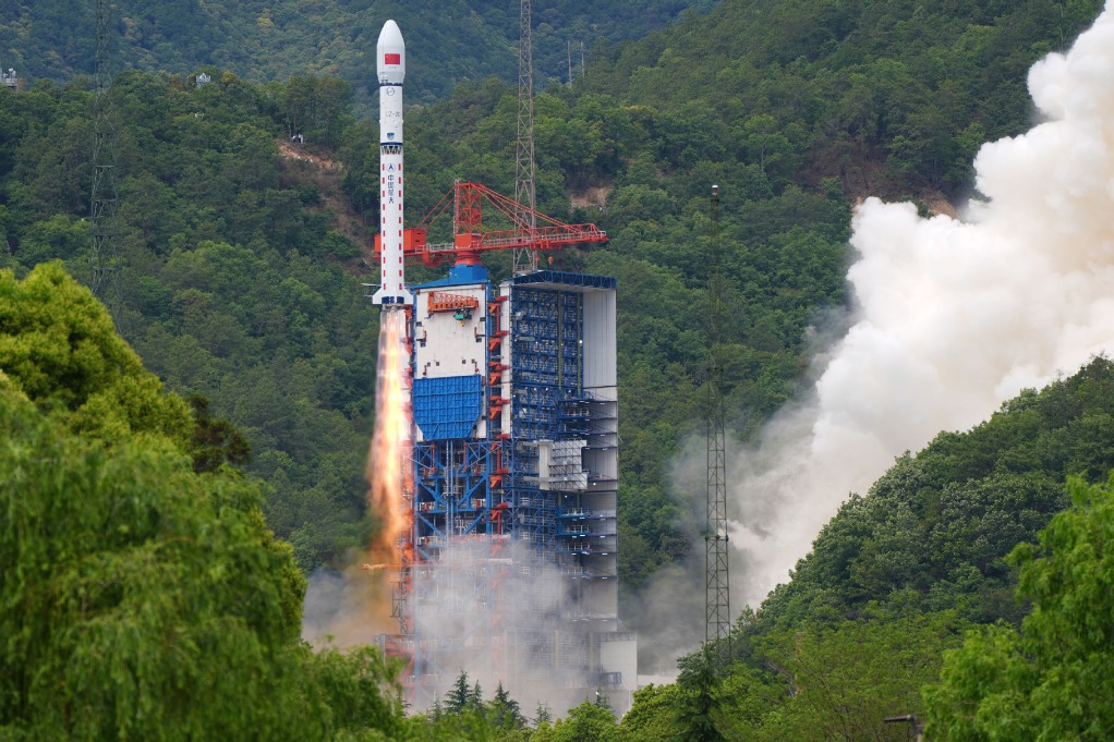 China sends experimental satellites into orbit