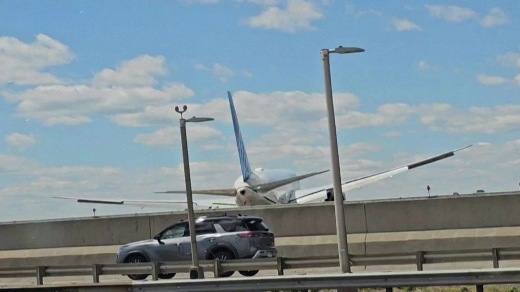 One injured after plane hits truck while landing in Newark