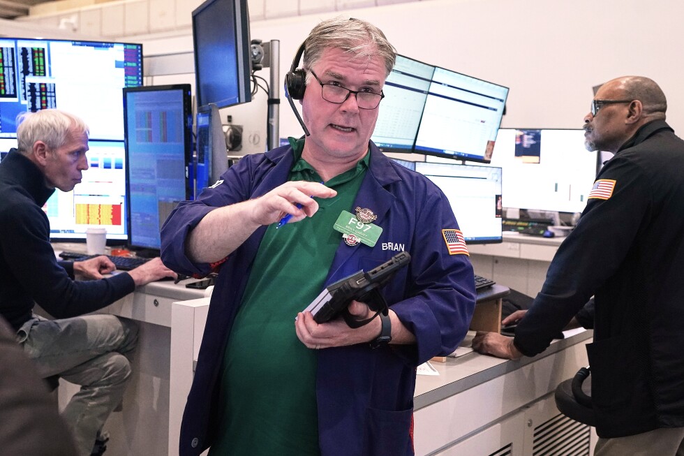 Wall Street’s record-setting run halts as AI stocks slump and oil prices rise