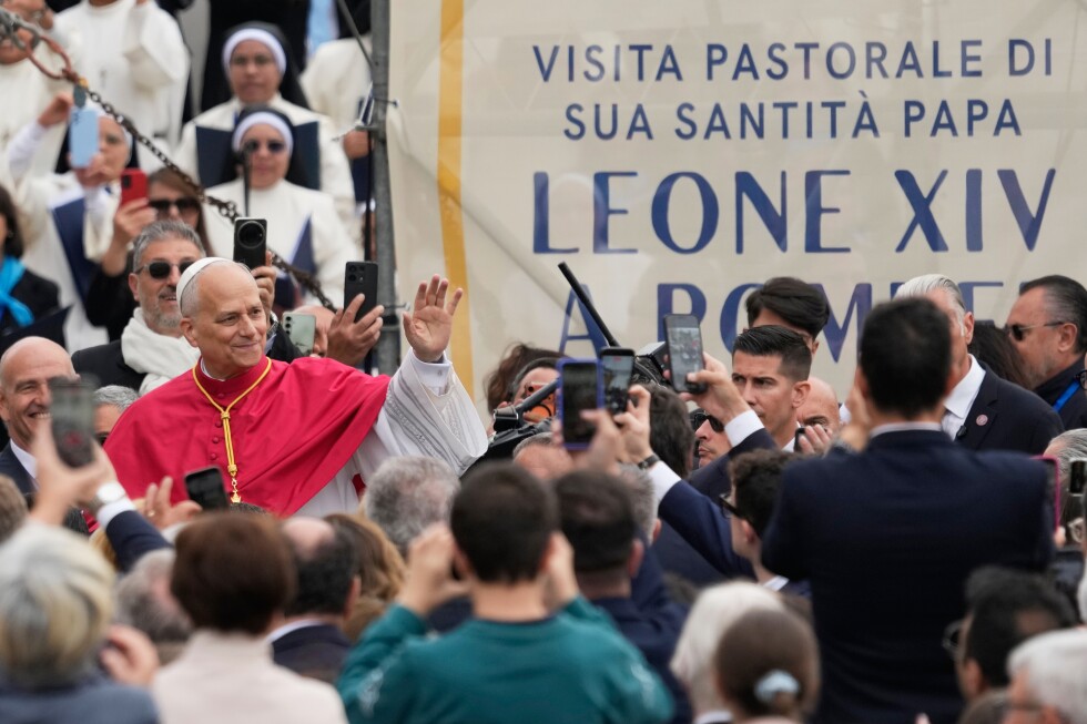 Pope celebrates first anniversary of election with visit to Pompeii to pray at shrine