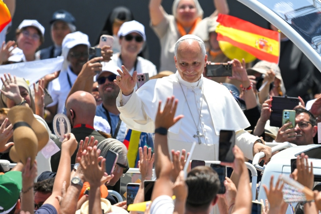 Plane trouble delays pope’s return after migrant-focused Spain visit