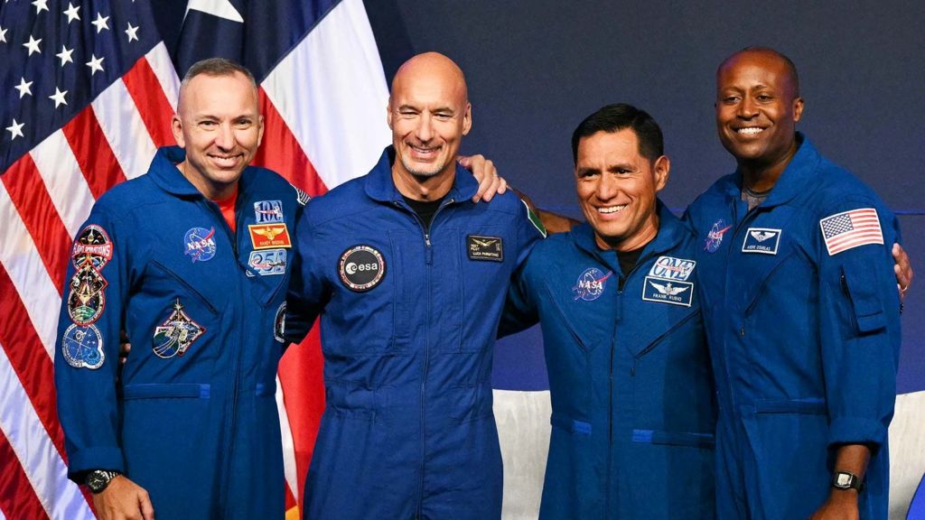 Nasa reveals crew for Artemis III mission