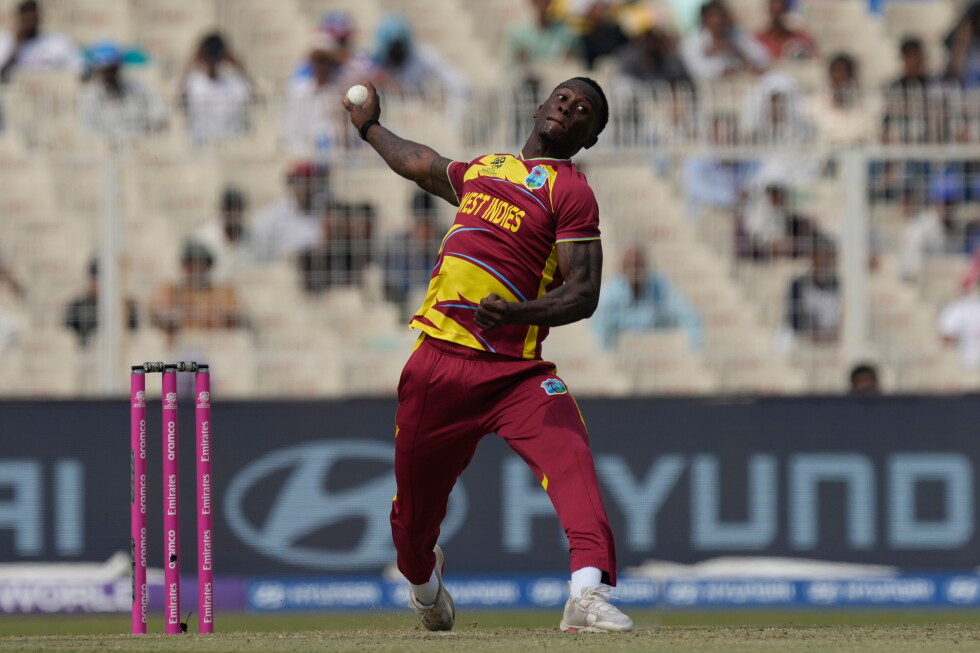 West Indies beat Sri Lanka by 5 wickets to clinch the T20 series