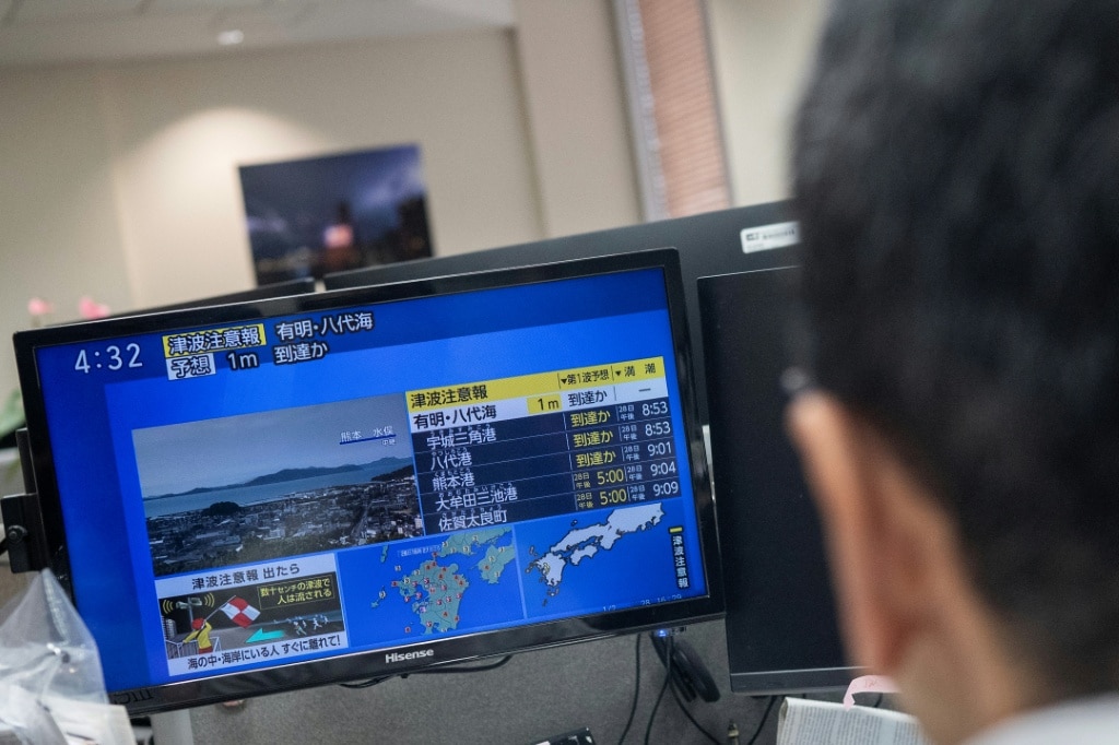 Dozens feared trapped in quake-hit Japan mall