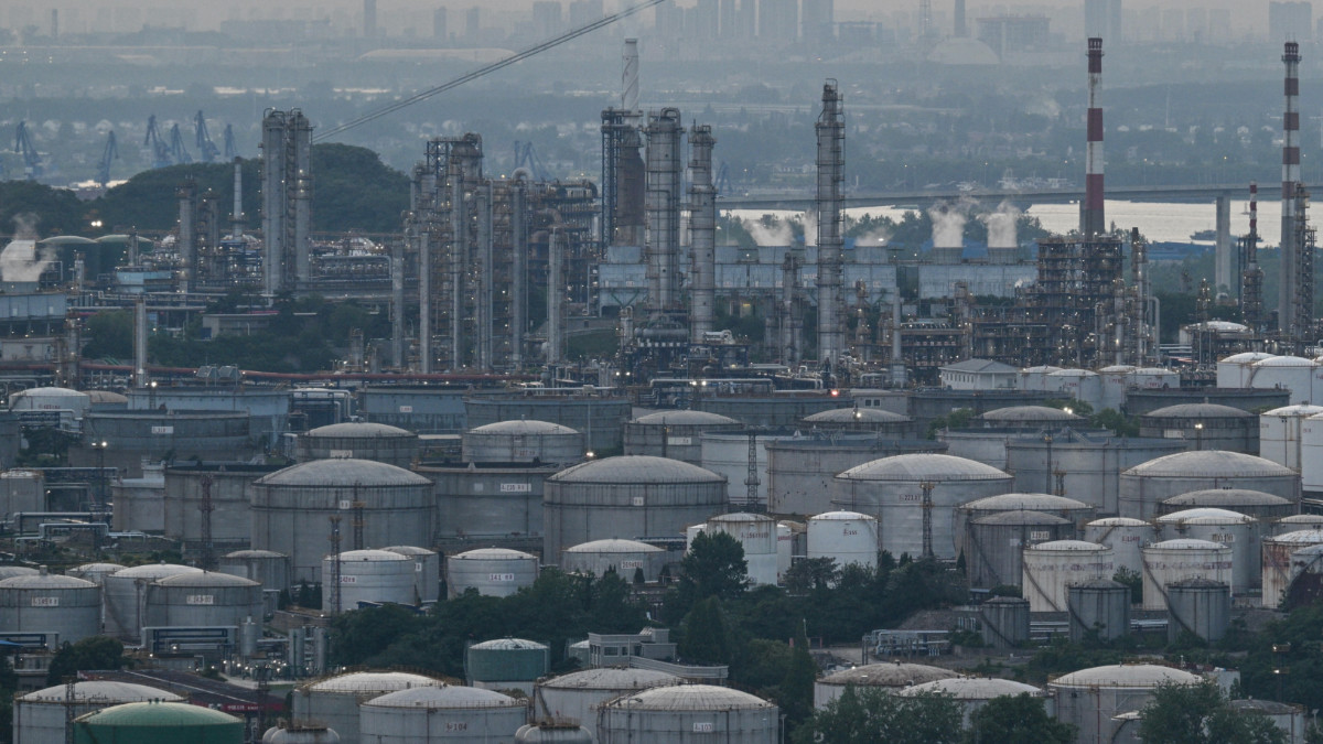 China’s oil imports plunge 40 percent, keeping a lid on energy prices