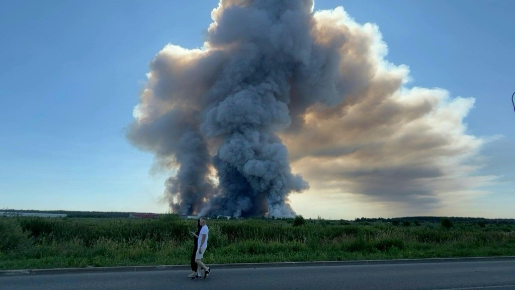 Ukrainian strikes on Russian warehouses kill 8, shroud skies in smoke