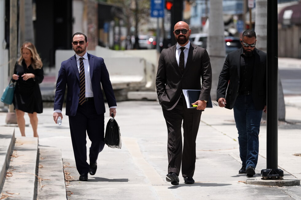 Tate brothers will remain in jail at least 2 more weeks as they fight extradition to the UK