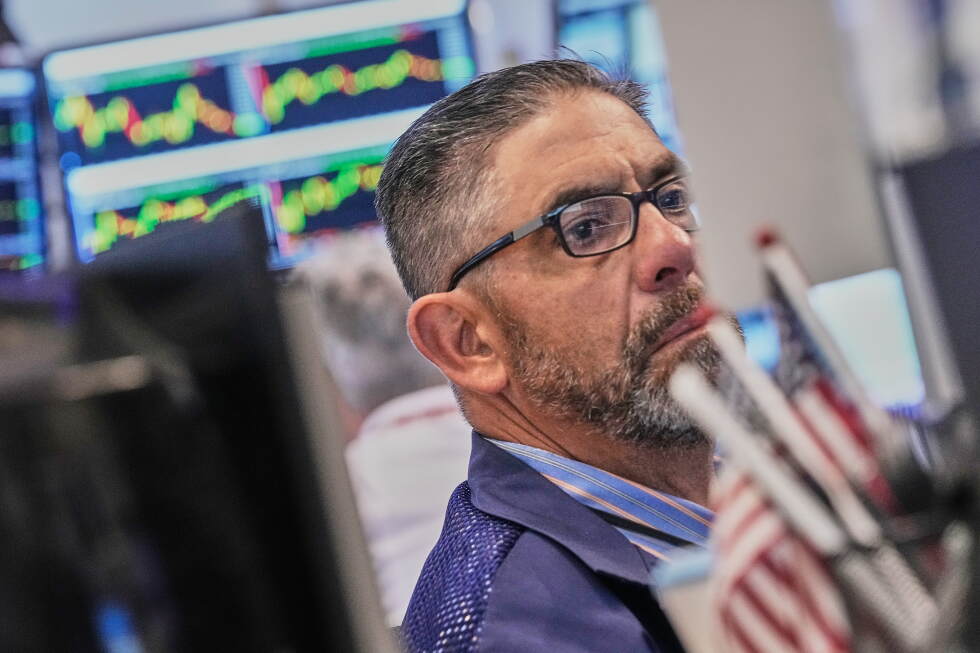 World shares are mixed after Dow hits a new record, as some AI shares bounce back