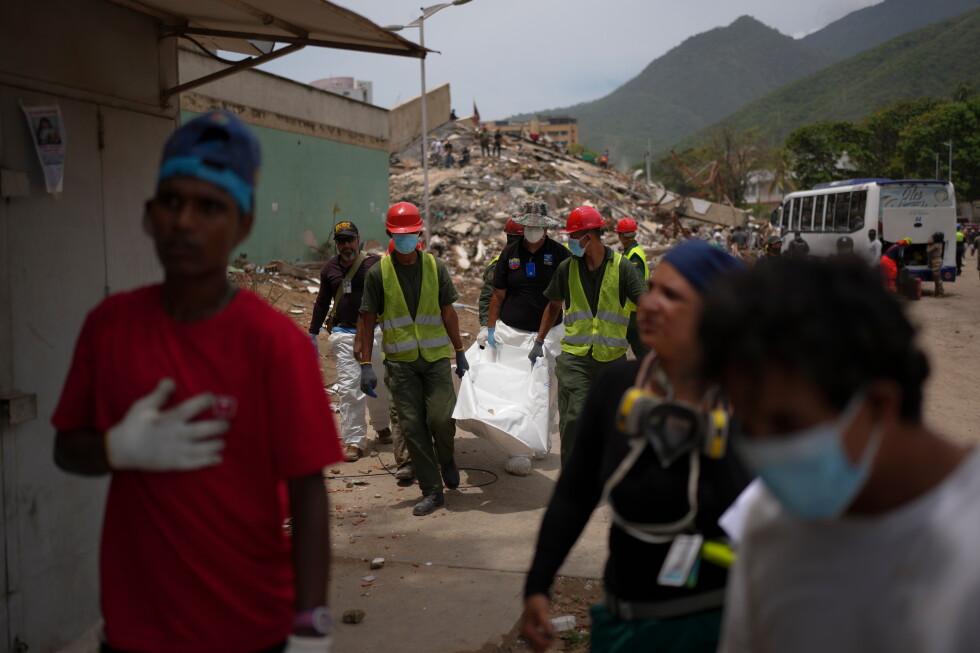 As quake rescue effort winds down, Venezuelans are left alone to recover their dead
