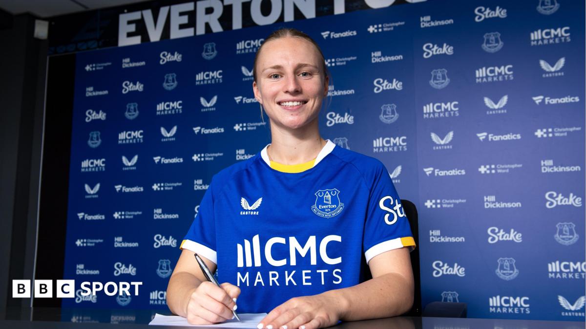 Australia striker McNamara joins Everton