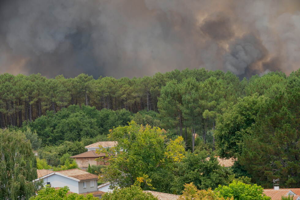 Wildfire spreads near popular French tourist town as thousands are evacuated