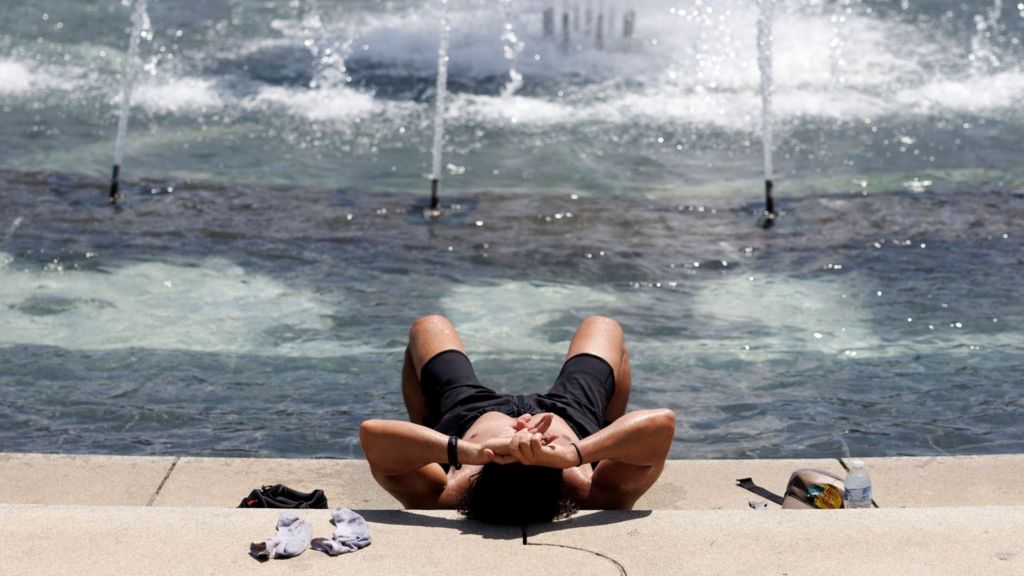 ‘It’s so hot’ – Dangerous hot weather grips parts of the US