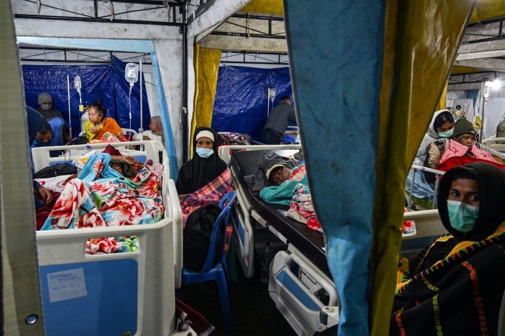 Thousands await aid after deadly Indonesian quake
