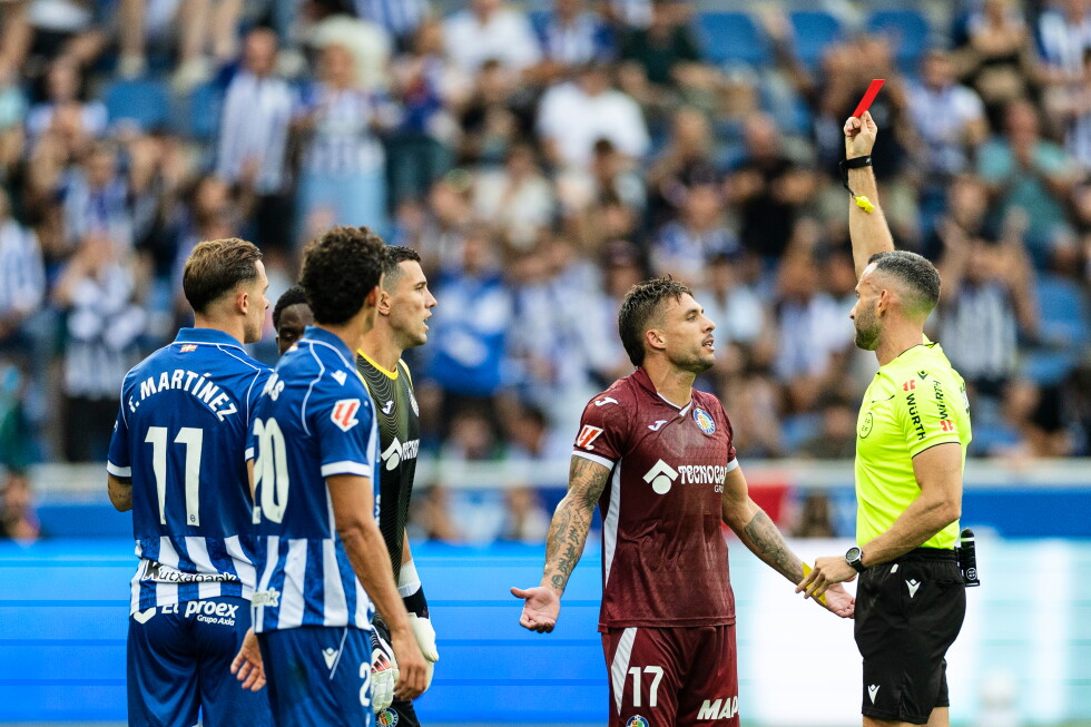 Díaz thrives and Alaves beats 10-man Getafe 3-0 as La Liga kicks off Europe’s domestic league season