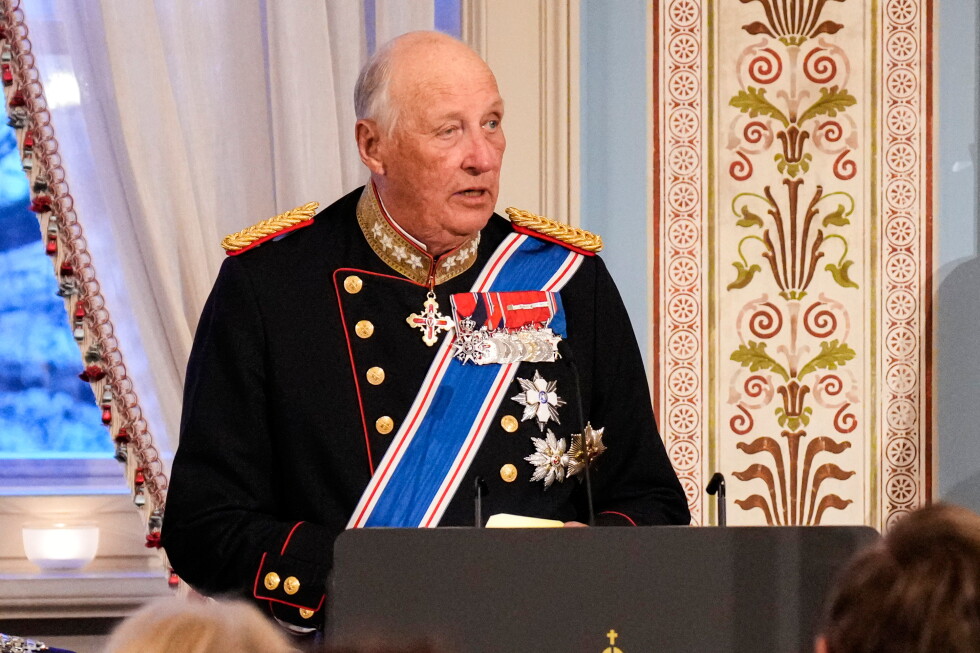 King Harald of Norway is hospitalized for treatment in connection with a blood disease