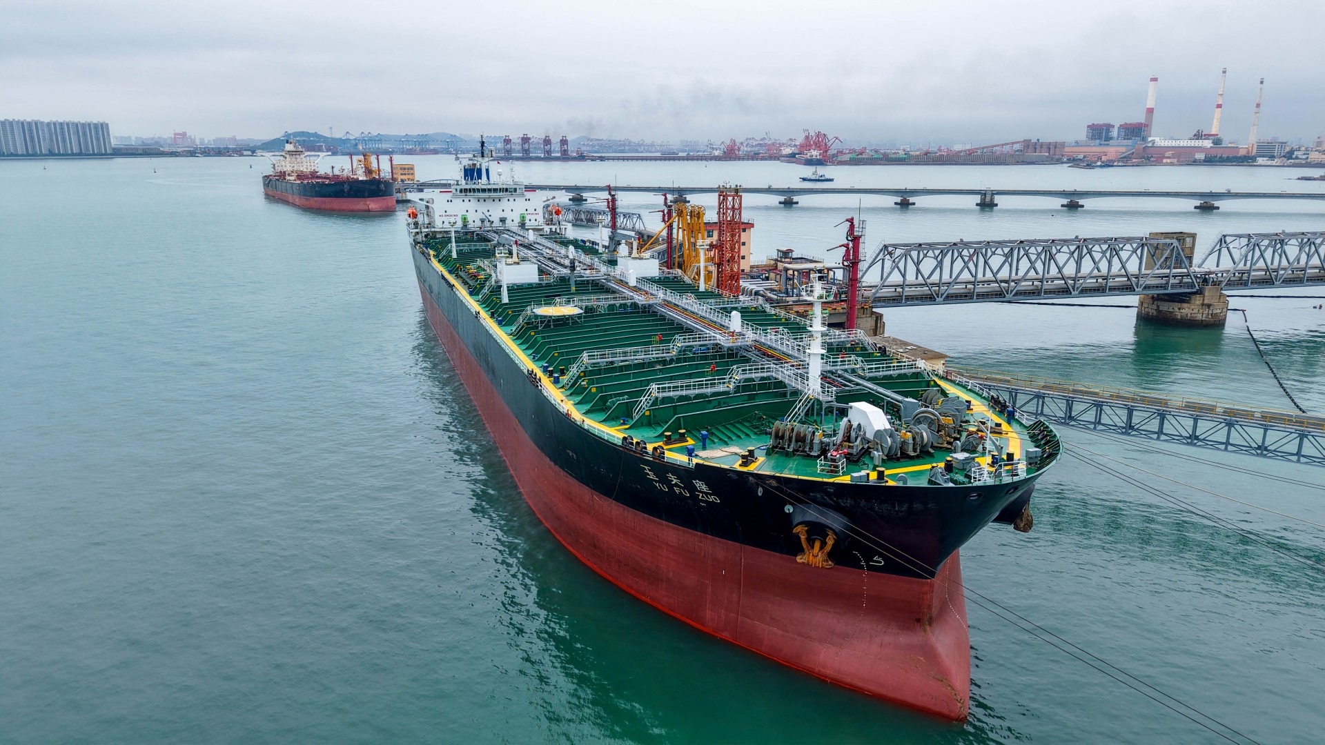 How China eased pressure on oil markets by halting purchases and relying on reserves