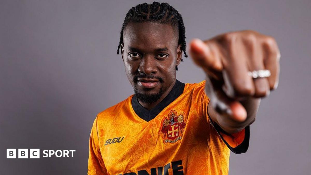 Wolves sign former Sunderland winger Traore