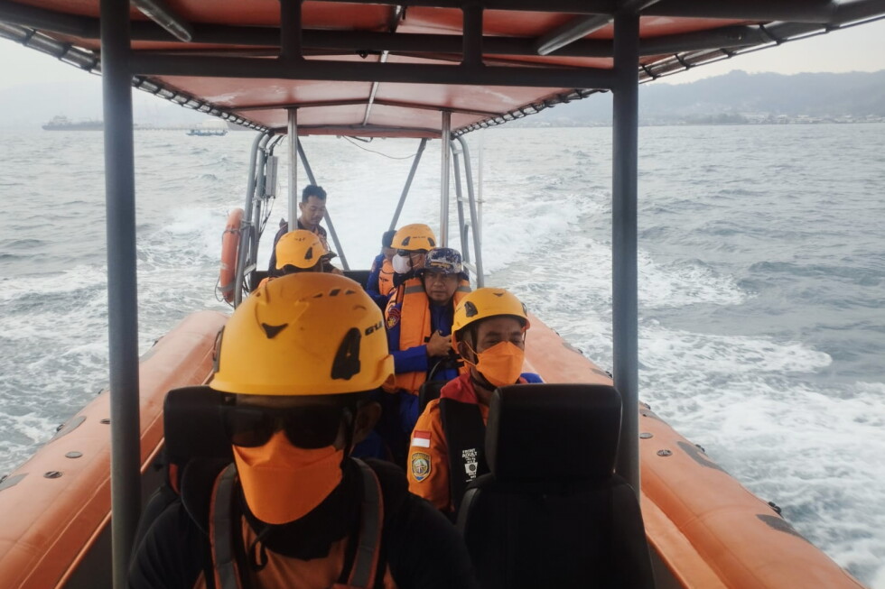 Rescuers search for 5 Indonesian photojournalists missing near Anak Krakatau volcano