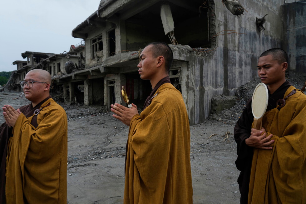 Nepal holds a day of mourning after floods kill 1,300